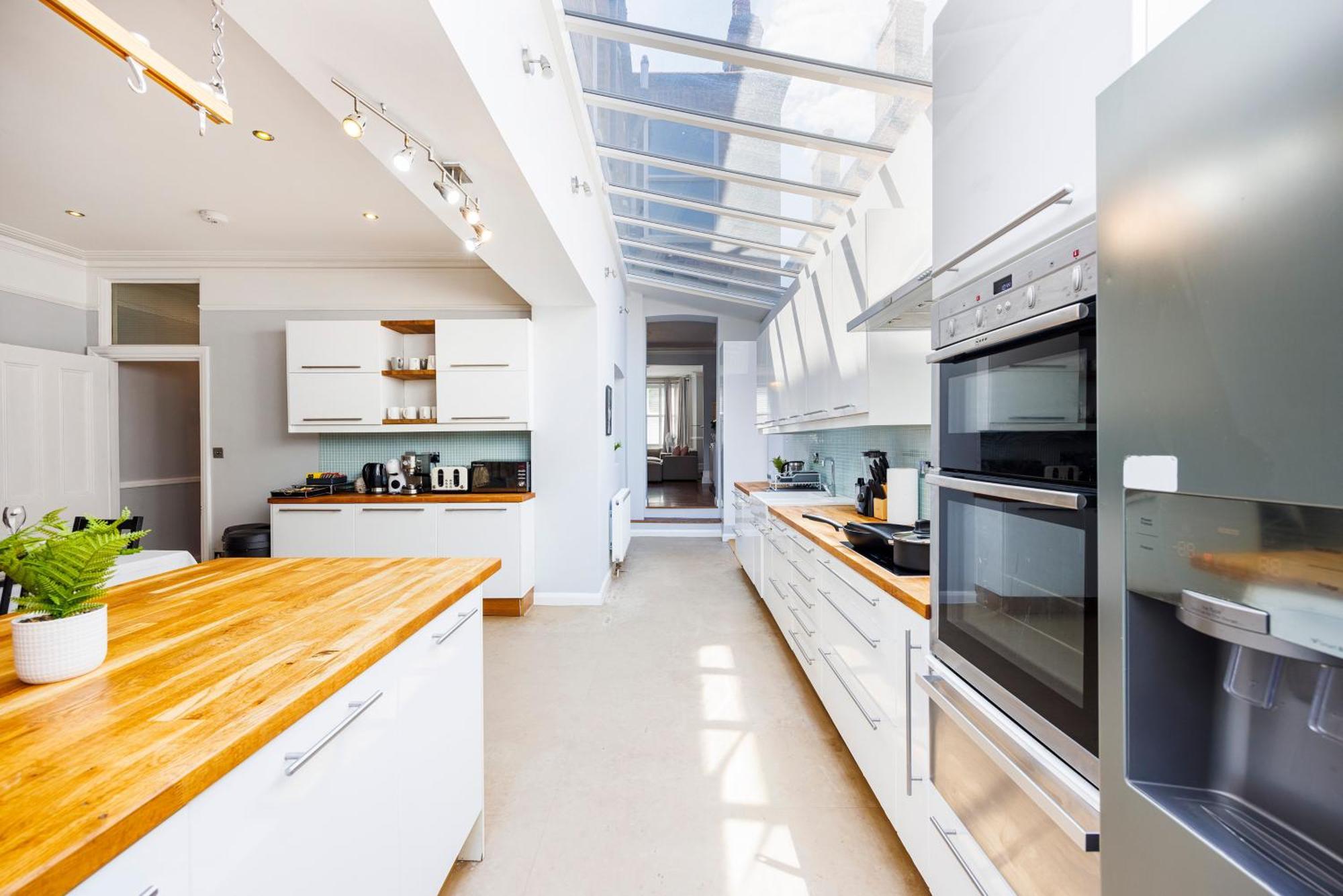 Ferienhaus 6 Bedroom House By Av Acton Sleeps 11 Free Parking