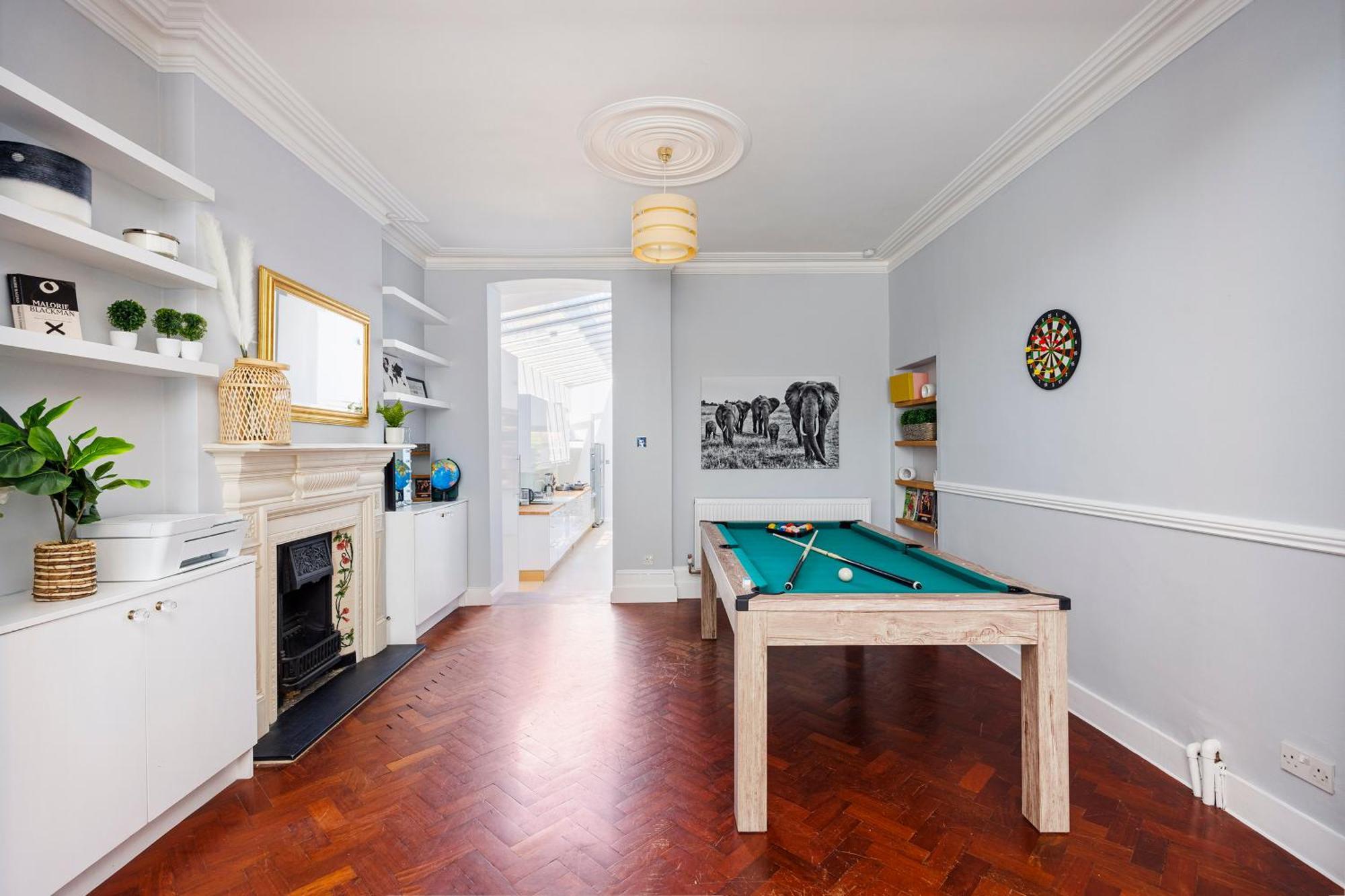 Ferienhaus 6 Bedroom House By Av Acton Sleeps 11 Free Parking