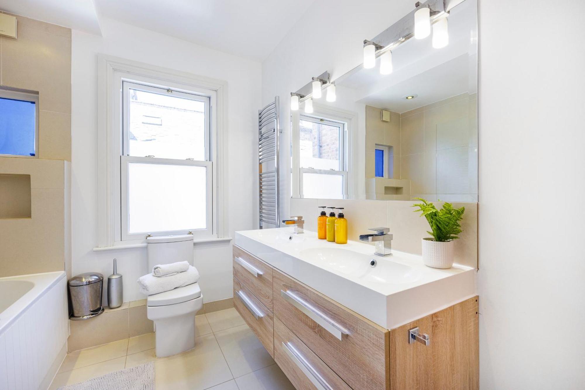 Ferienhaus 6 Bedroom House By Av Acton Sleeps 11 Free Parking London