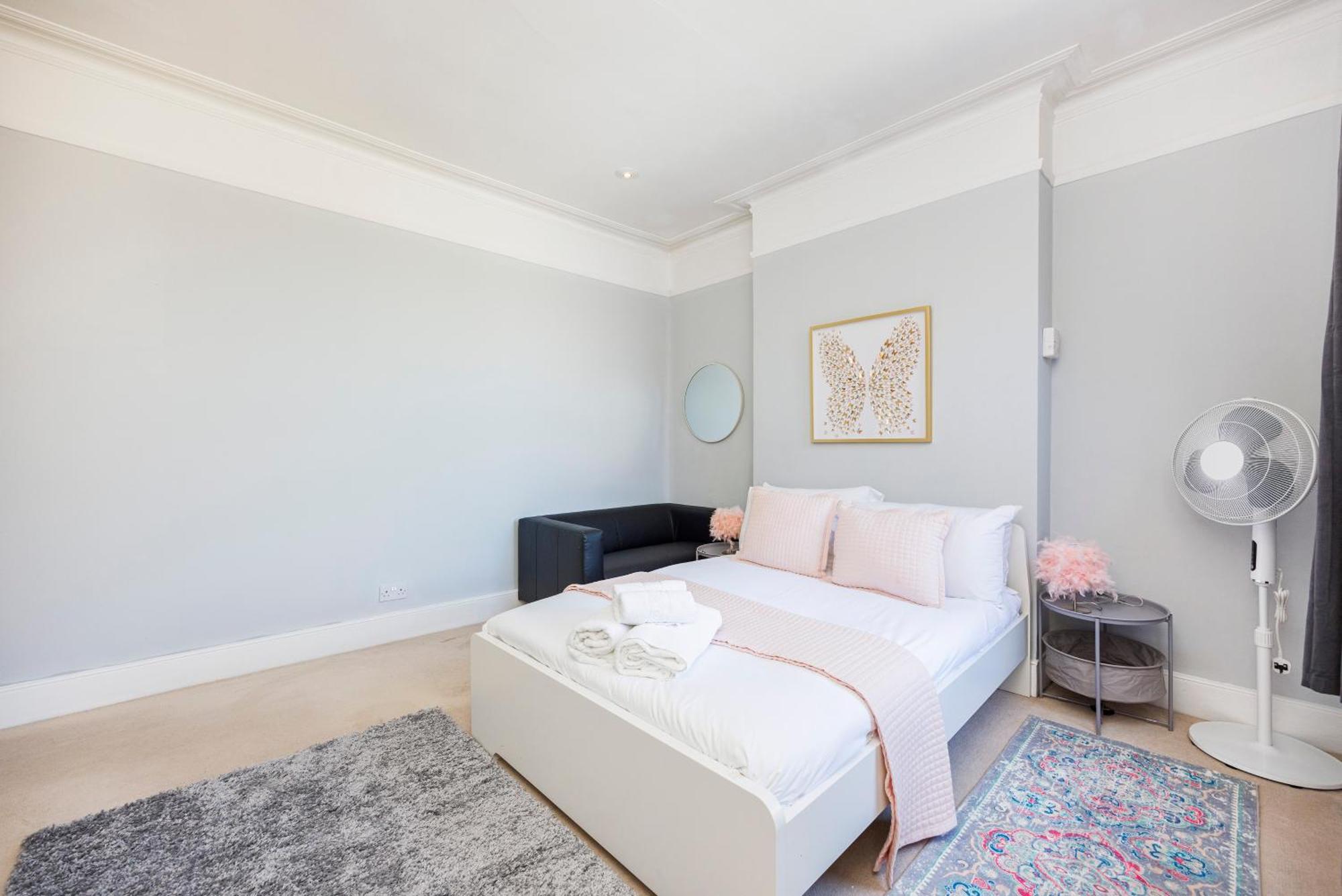 Ferienhaus 6 Bedroom House By Av Acton Sleeps 11 Free Parking