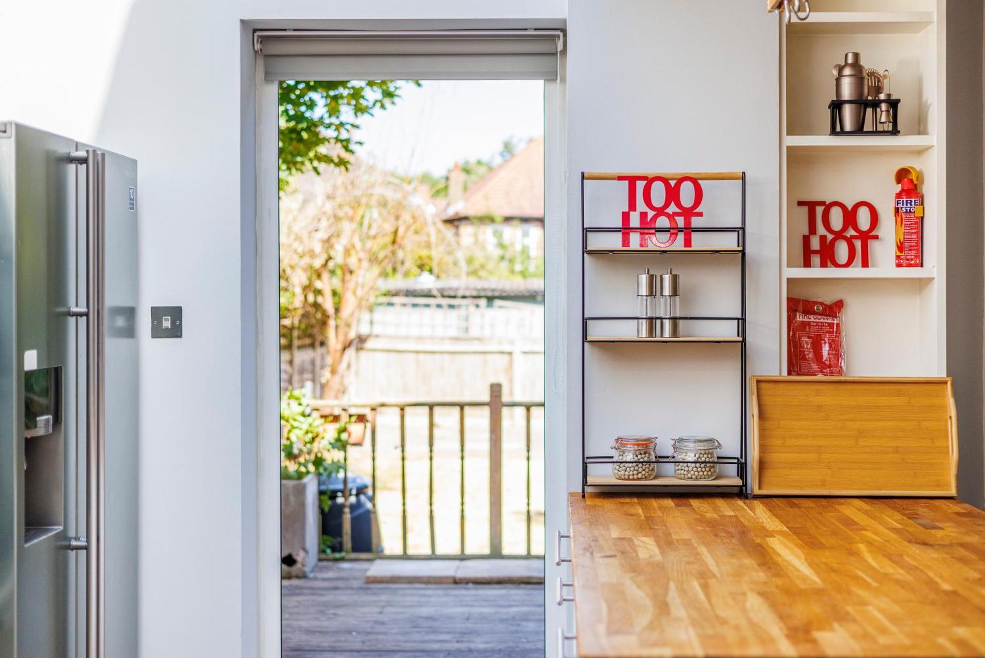 Ferienhaus 6 Bedroom House By Av Acton Sleeps 11 Free Parking