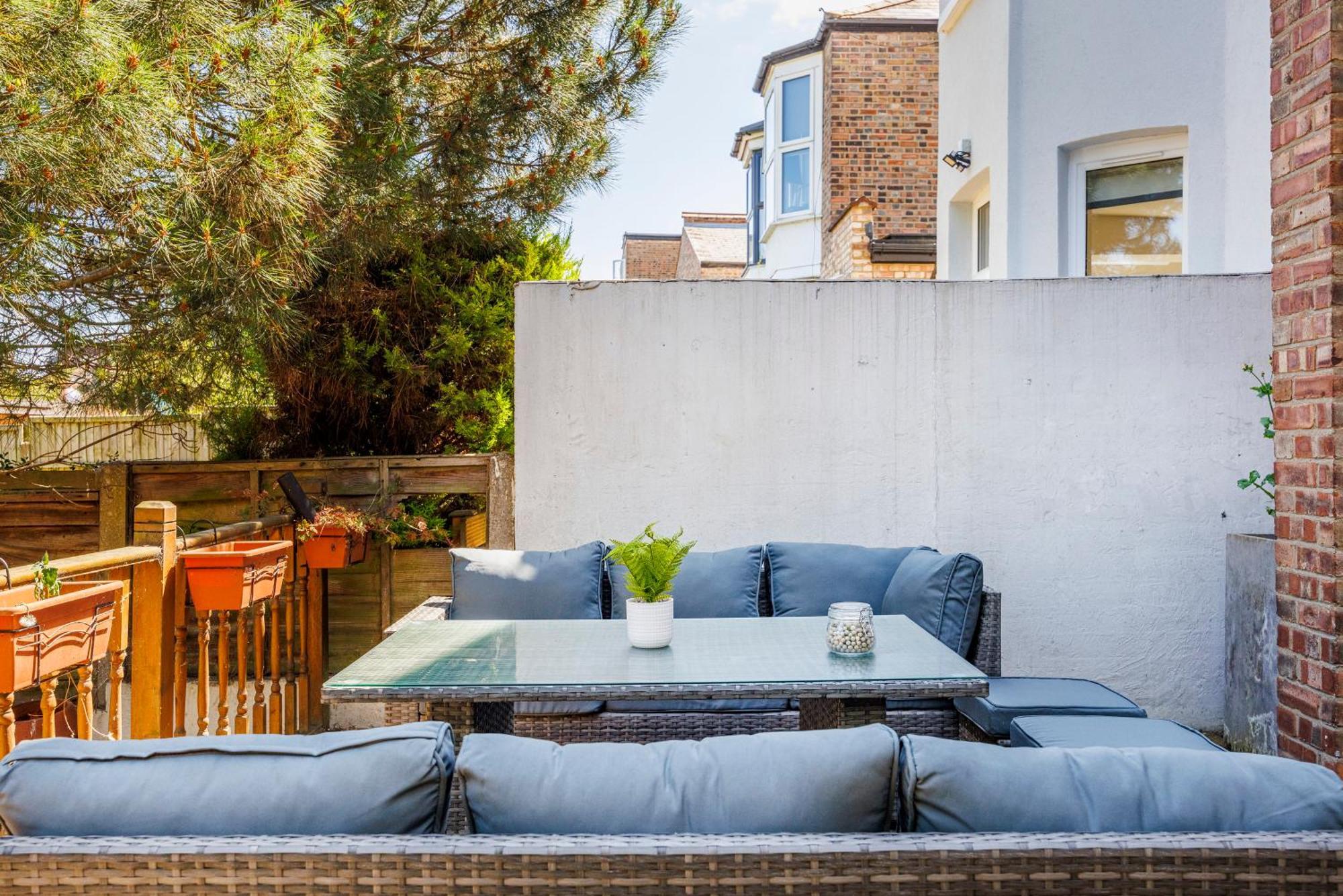 Ferienhaus 6 Bedroom House By Av Acton Sleeps 11 Free Parking London