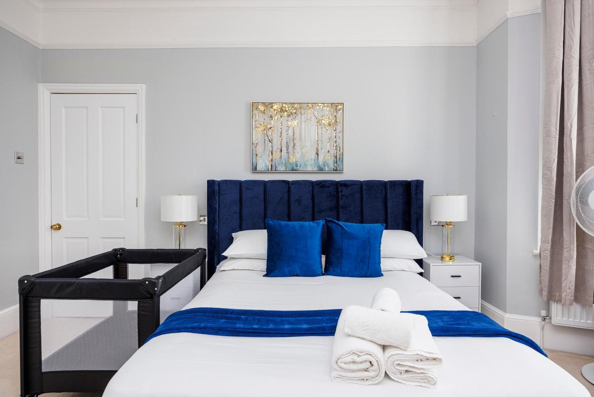 Ferienhaus 6 Bedroom House By Av Acton Sleeps 11 Free Parking *