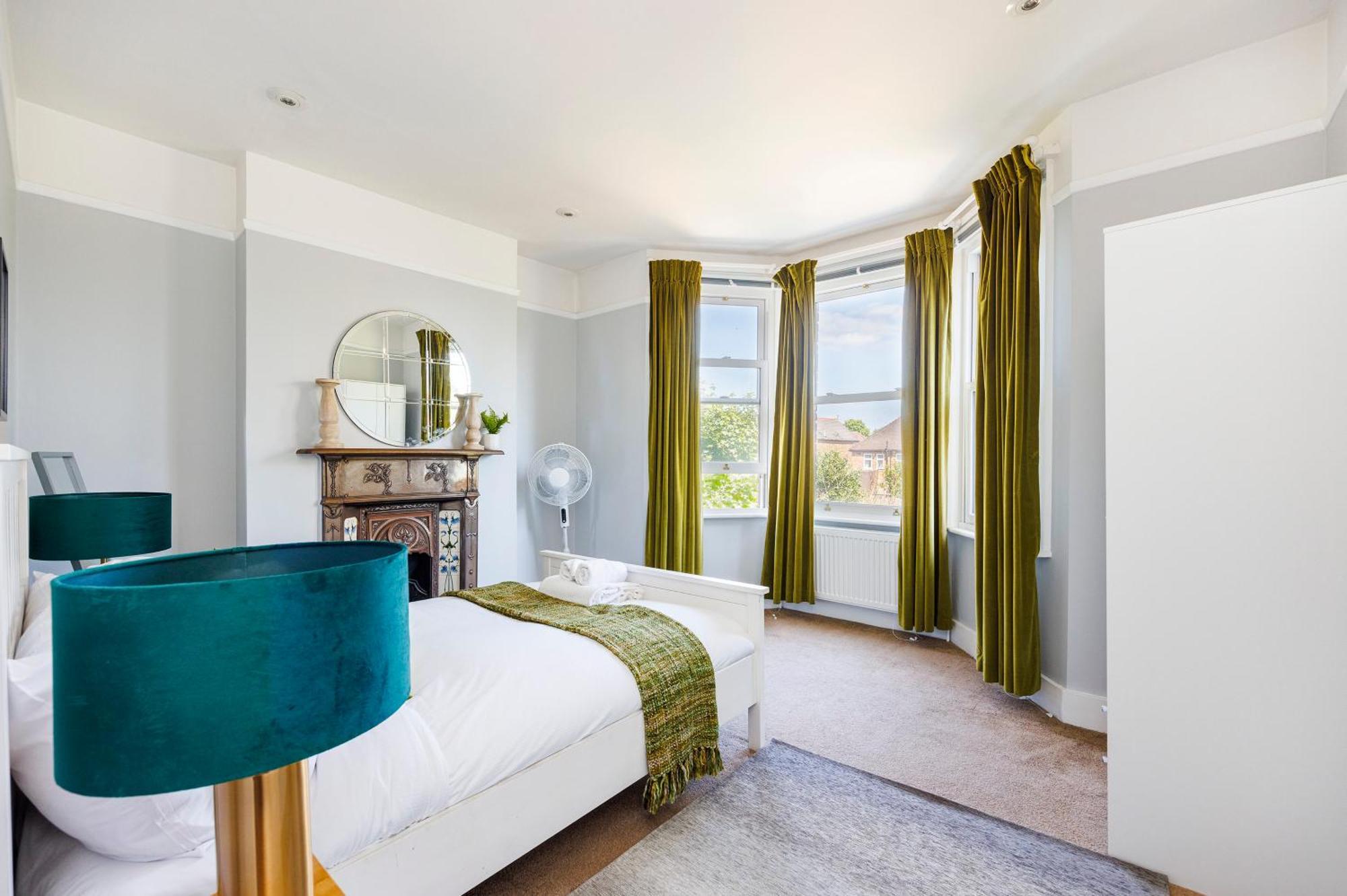 Ferienhaus 6 Bedroom House By Av Acton Sleeps 11 Free Parking *